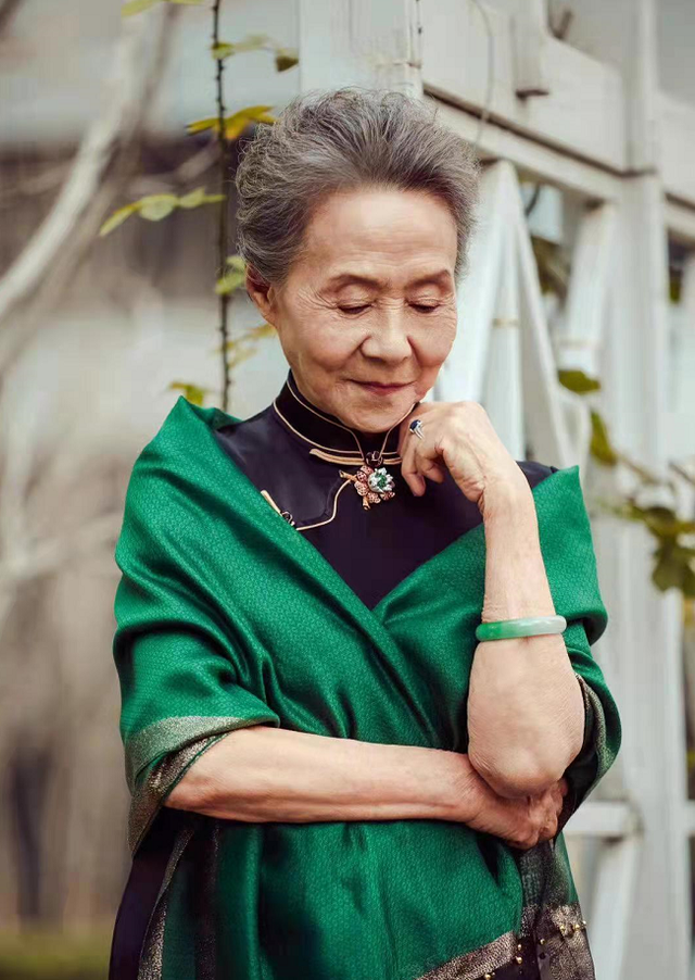 “优雅奶奶”吴彦姝气质真好，旗袍配披肩温婉端庄，83岁风采依旧