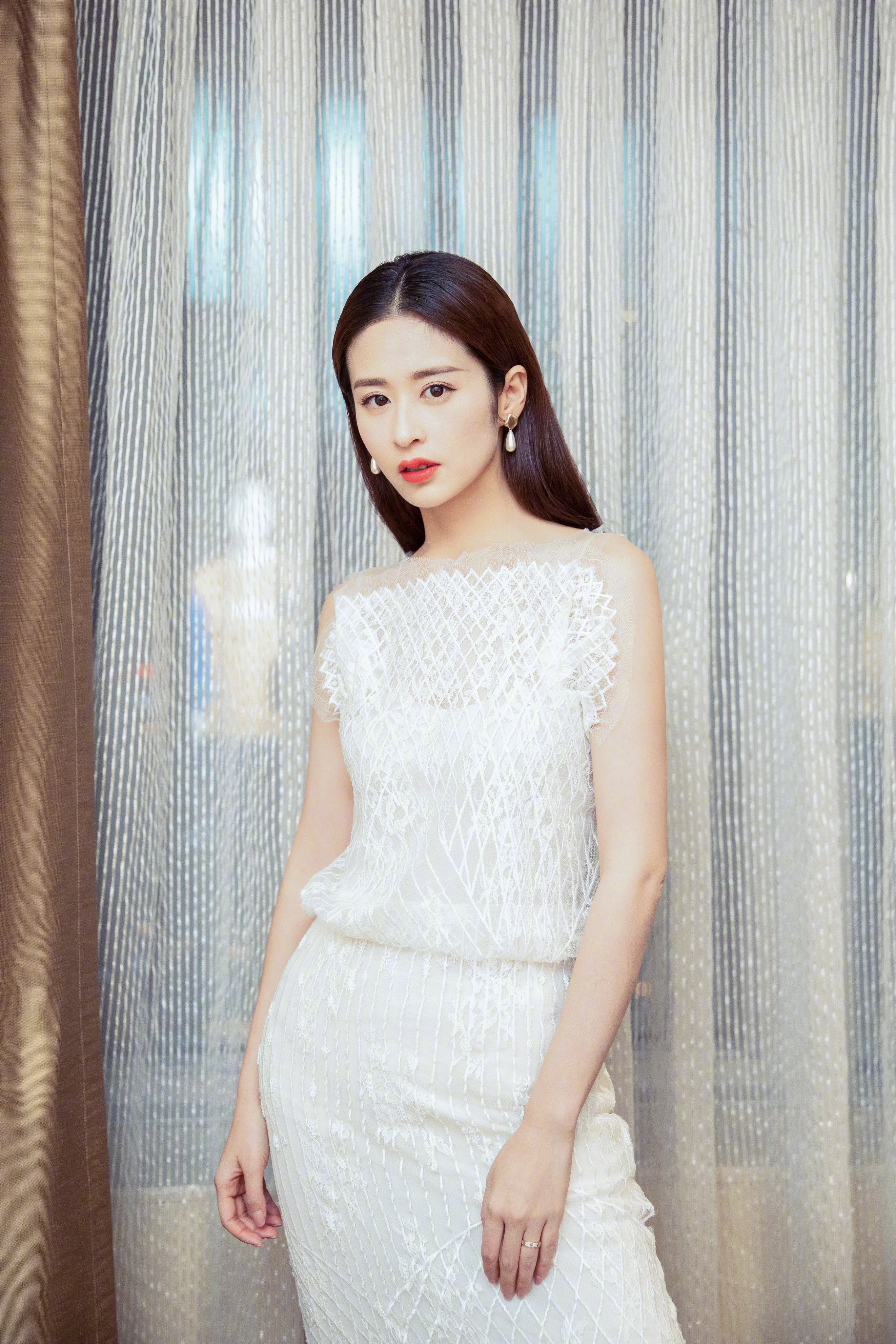 颖儿：父母为了她分居7年，她与丈夫AA制，生完孩子9天就复出拍戏