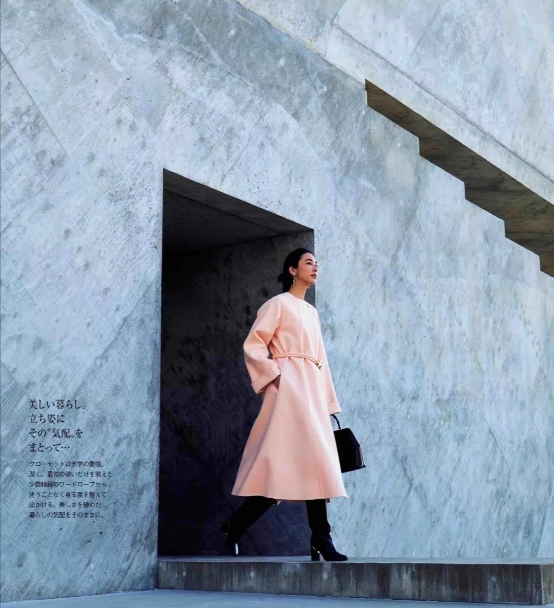 只穿黑白灰太老气了！学学日系的“撞色搭配法”吧，时髦又有范儿