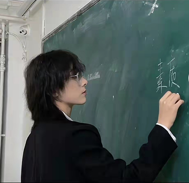 河北一高校体育老师火了，颜值高却“性别难辨”，课下更受欢迎
