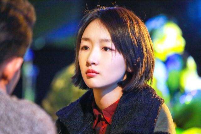 明星亲密被偷拍：马思纯捧脸亲吻，周冬雨忘拉窗帘，袁泉夏雨温馨