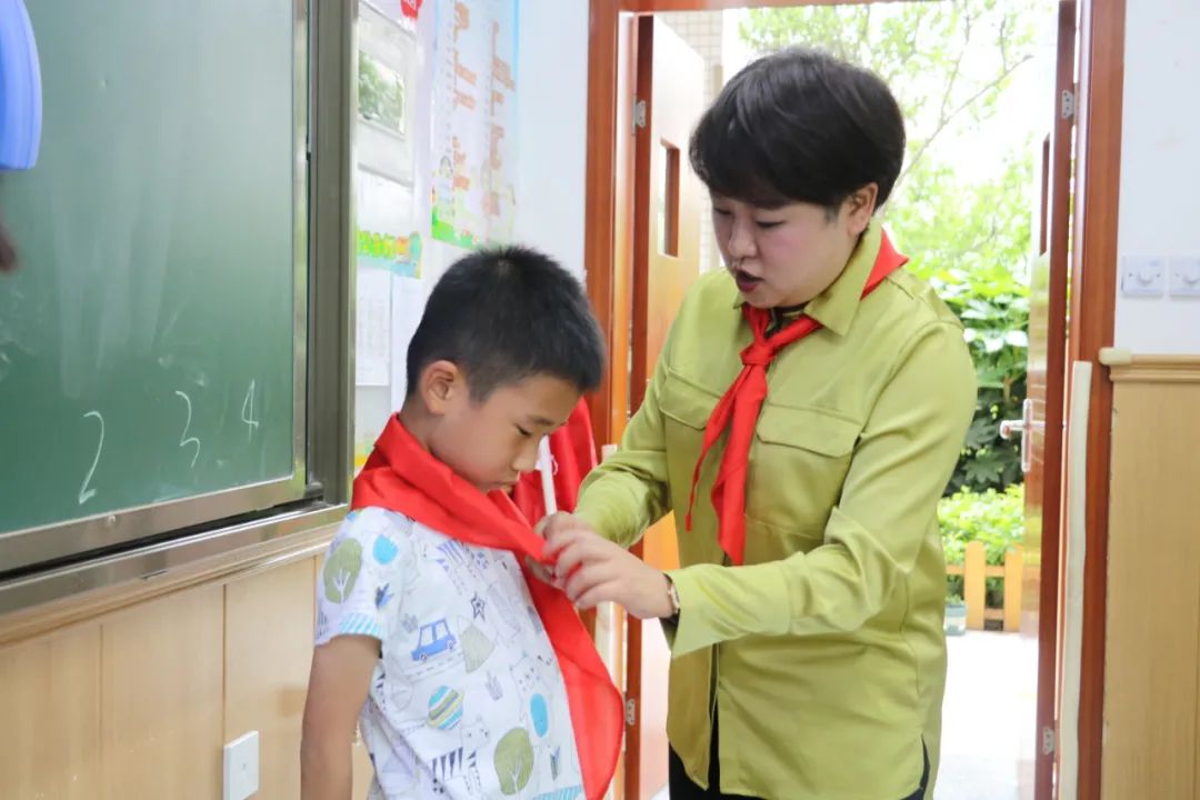 成都市双流区实验小学外国语学校有序推进新队员入队仪式课程