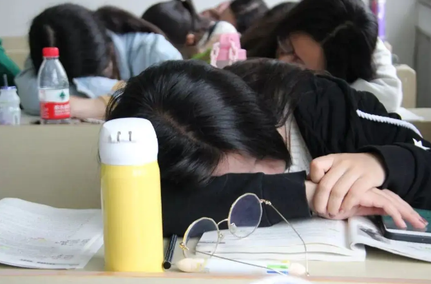 大学生的“奶头乐”，越来越多的年轻人正在依赖，却忽视了反作用