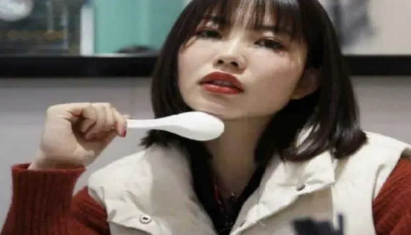 杭州90后女孩，17岁拒绝保送清华，大二未婚生子，22岁带娃读哈佛