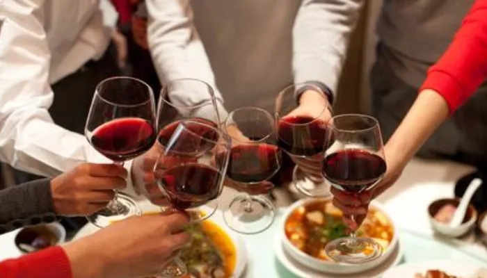 2000年她开赌场赚千万、包养16个男友，谁是重庆黑老大背后的人？