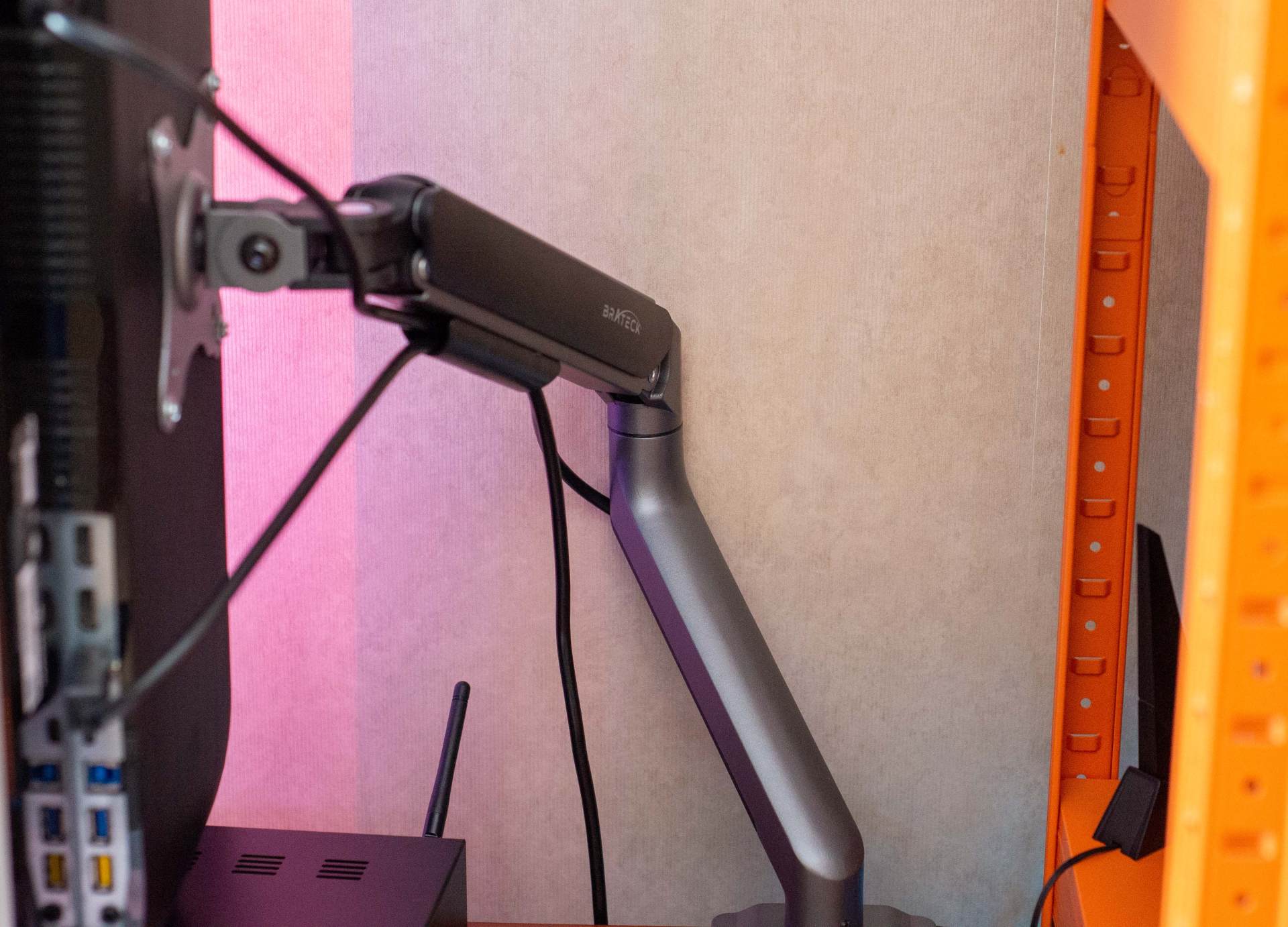 桌面改造 2.0，兼顾生产力与娱乐性的一体化空间