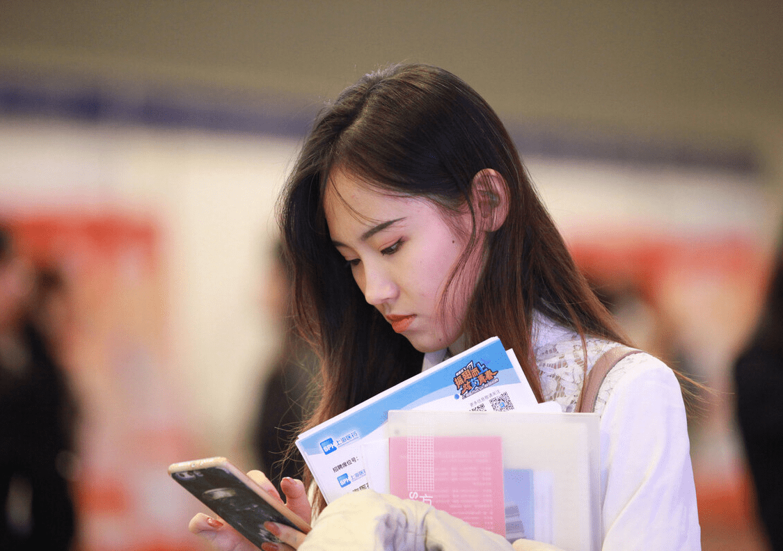 你想进入中铁吗？4类大学生更有优势，月薪过万很轻松