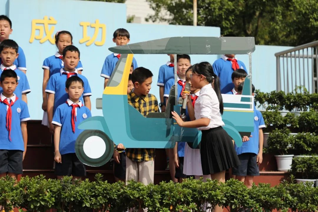 成都市双流区棠湖小学举行“交通安全主题”升旗仪式