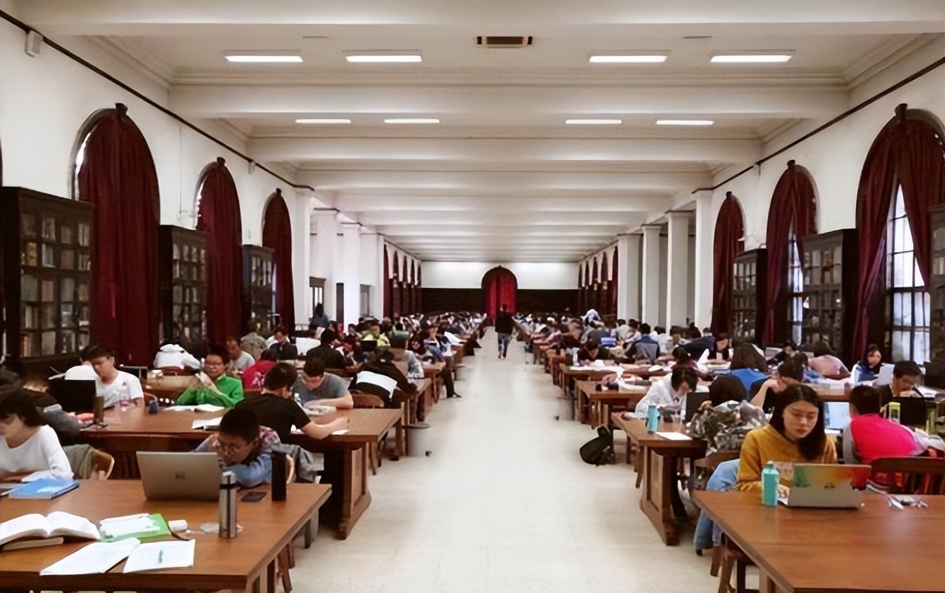 一张清华教室实拍图流出，“内卷严重”谁的错？被嘲高学历低素质