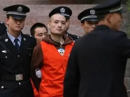 2000年她开赌场赚千万、包养16个男友，谁是重庆黑老大背后的人？