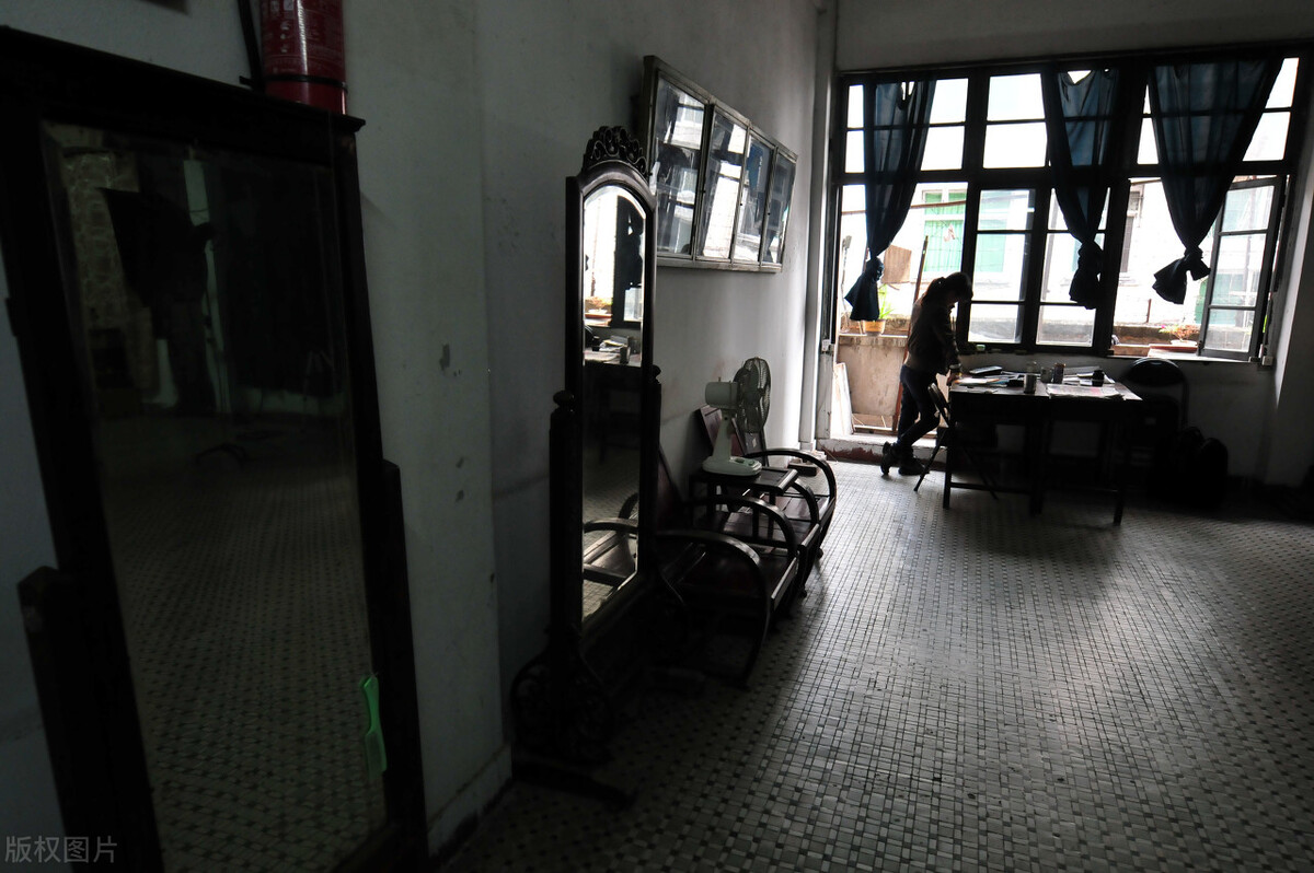 反贪大案：她是信用社会计，丈夫是军人，其奢侈生活却无法想象