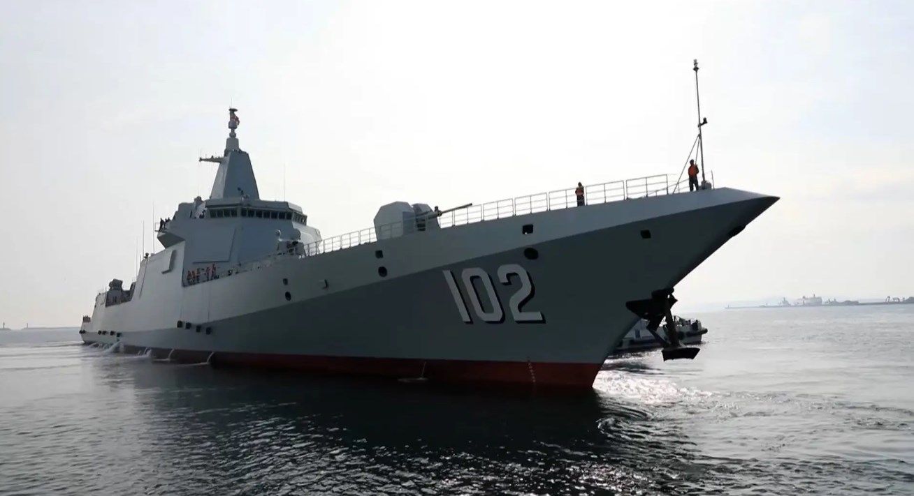 这4艘军舰分别是1艘055型导弹驱逐舰拉萨舰(舷号102),1艘052d