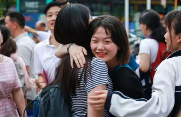 高考当天为什么不让穿校服？班主任说出答案，学生：还好知道的早