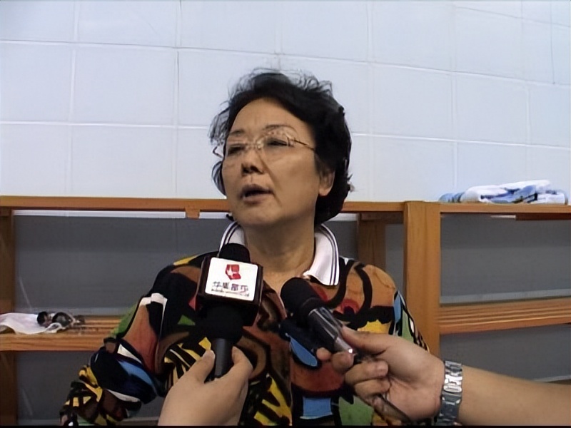 辽宁省游泳中心的主任牛伟新找到了俞丽并送给了她一张5万元的银行卡