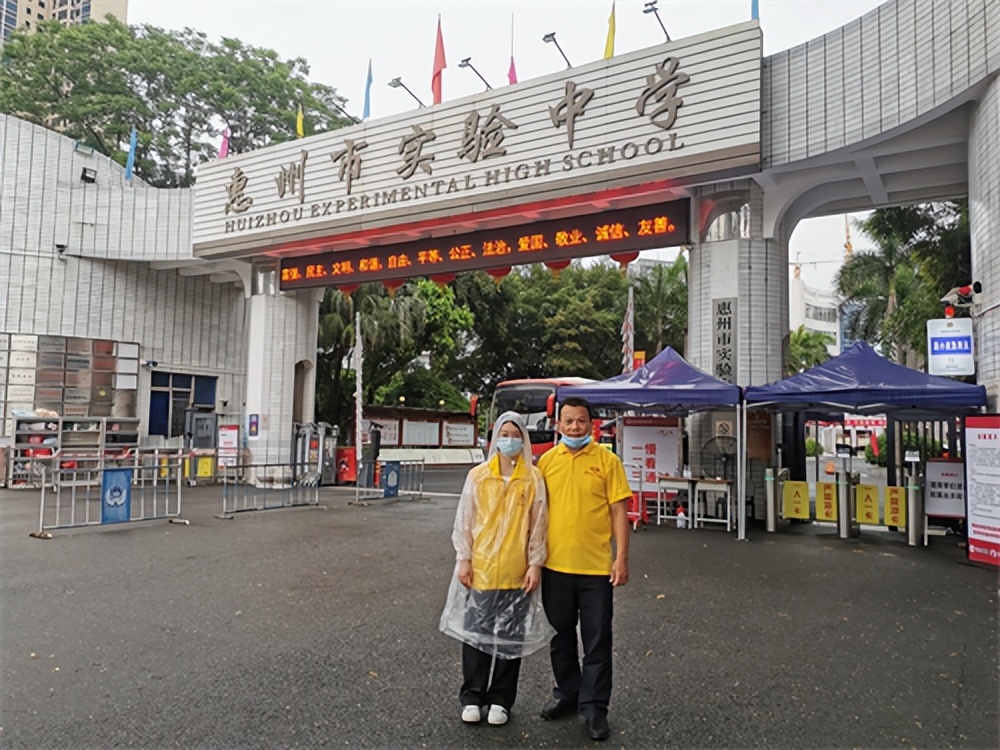 广东惠州：助力高考 志愿者在行动