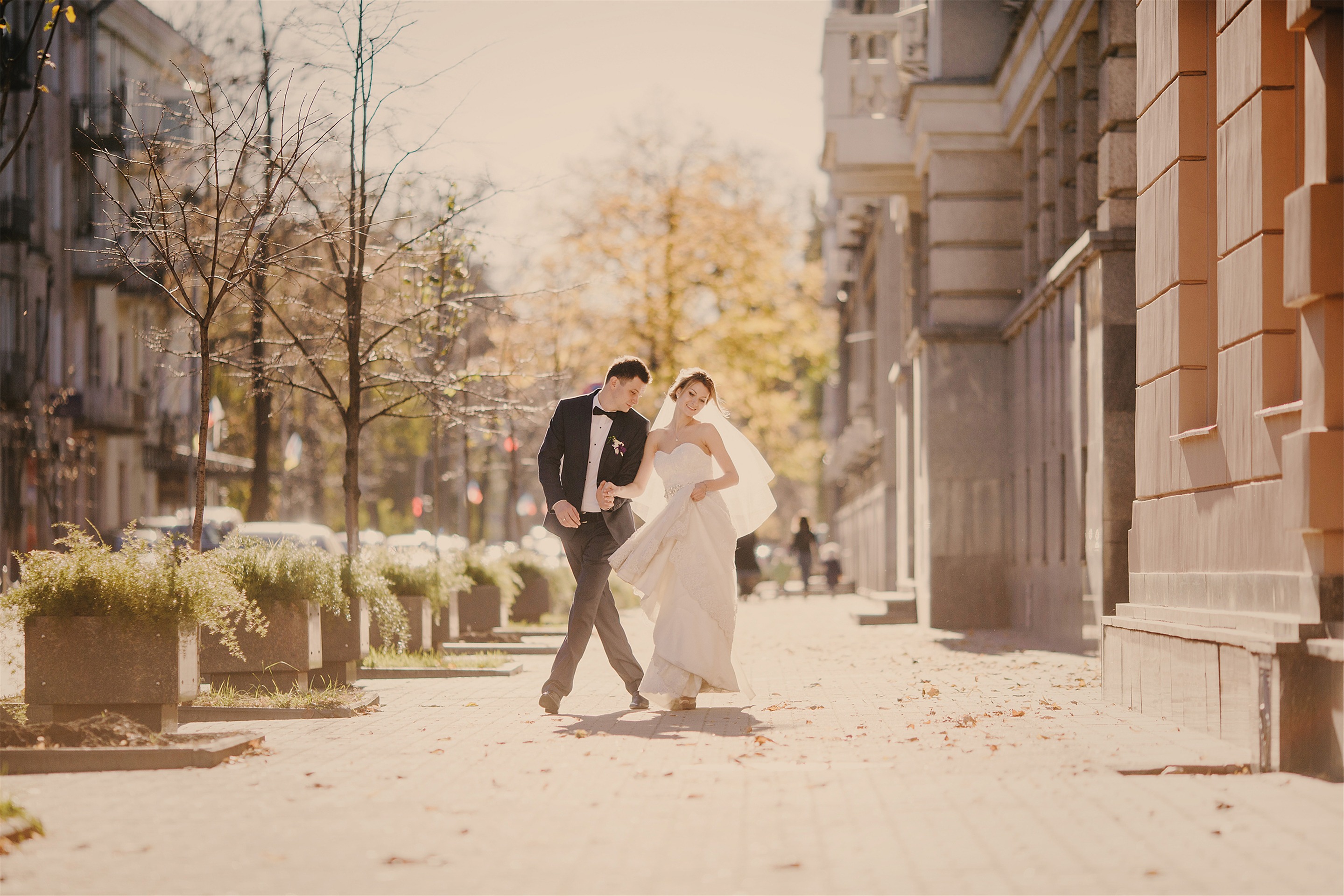 男人动情后，是控制不住自己的，不爱了也是
