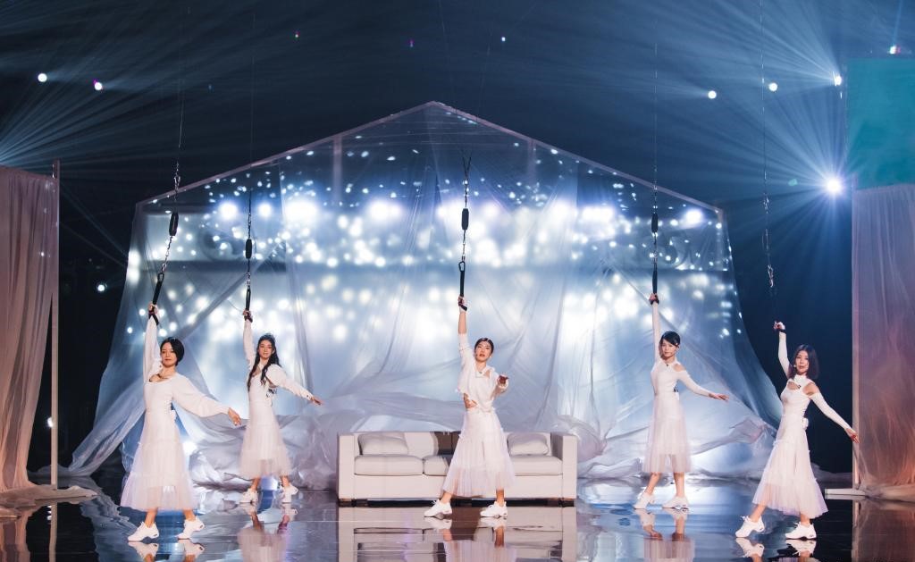 胡杏儿吊威亚表演伤痕累累 众姐姐素颜排练获赞皮肤靓