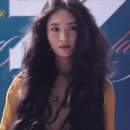 王紫璇《野蔷薇》造型好惊艳，复古卷发又美又飒，甜美帅气两不误