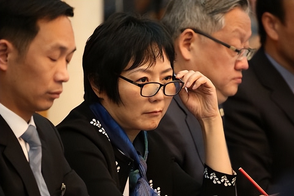 中国最有钱的女房东，一月收租2个亿，分前夫200亿，给女儿500亿