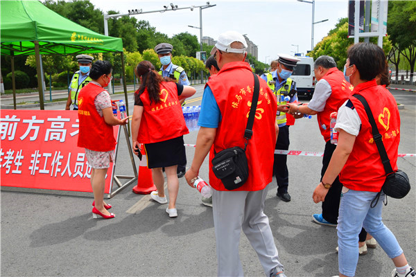 各媒体采访防疫一线，最美“交警”为高考保驾护航坚守防疫最前沿