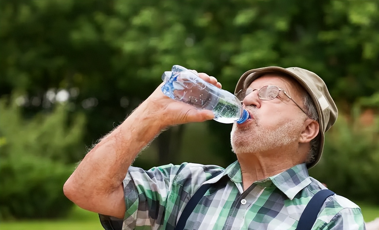 为什么半夜嘴巴总发干,想喝水?或是这4个原因,不妨了解一下