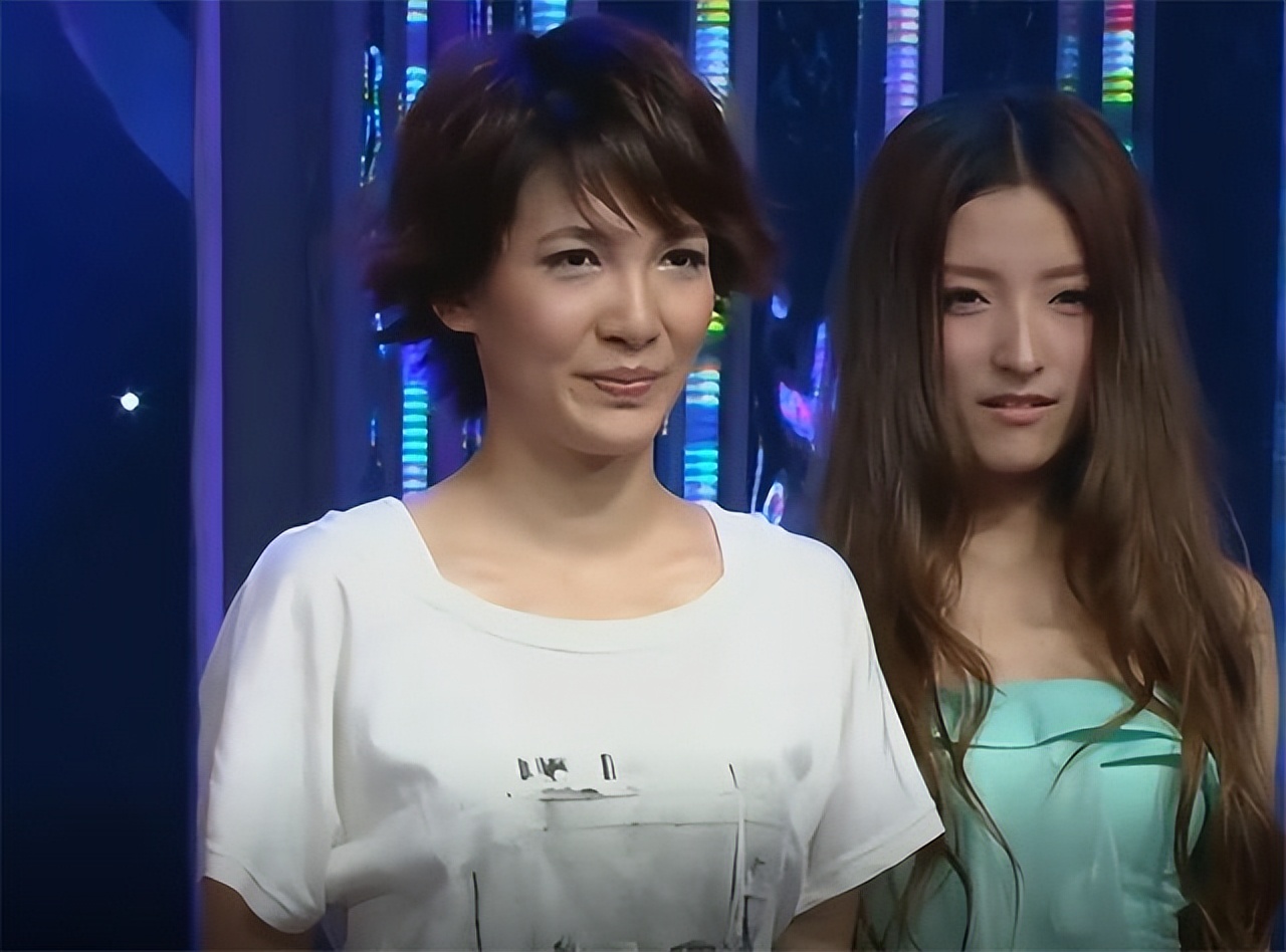 曾经郁可唯刘惜君的手下败将，以乐评人身份亮相《声生不息》