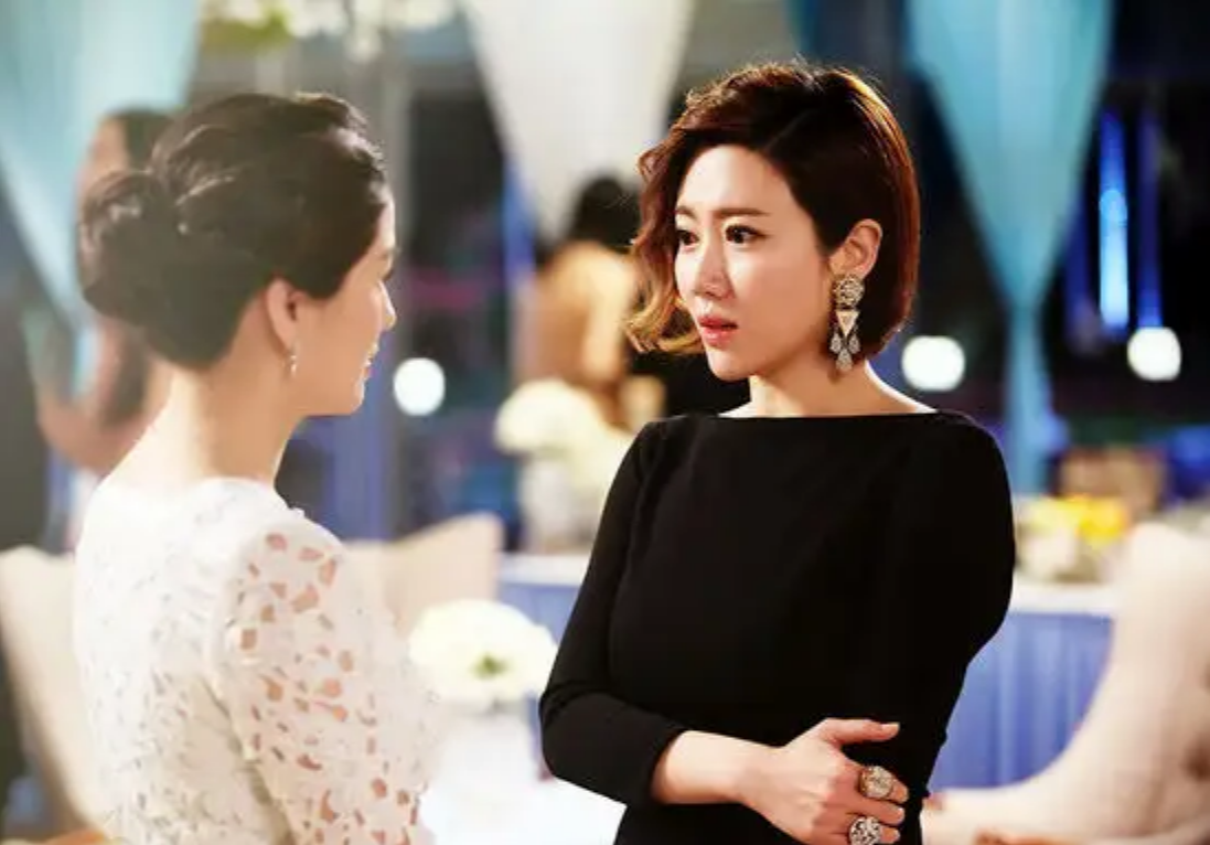 “宋丹丹儿媳”王博谷：嫁小7岁巴图连生两子，和婆婆相处成姐妹