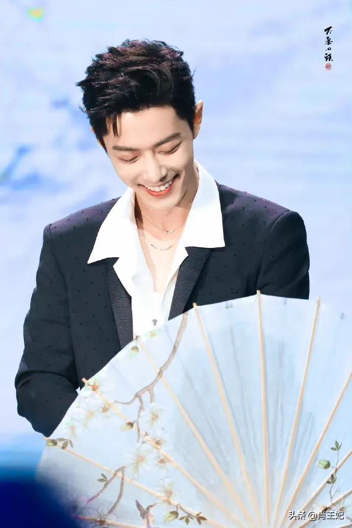 桃桃的一组生图,肖战的眼睛真好看,灵气逼人鲜花与少年绝配