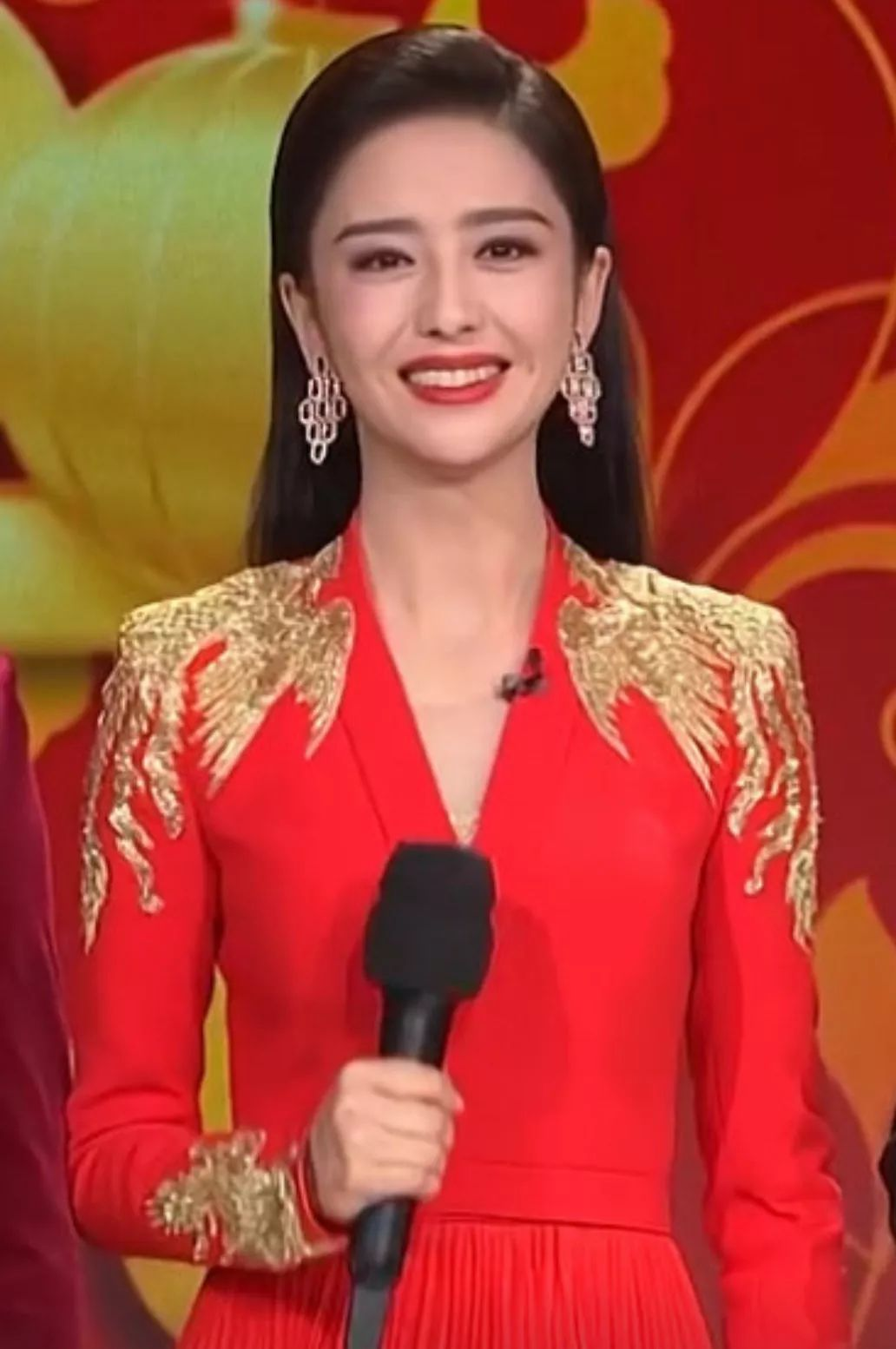 历届央视春晚造型盘点,王菲戴洗碗手套,费翔发型火遍大江南北