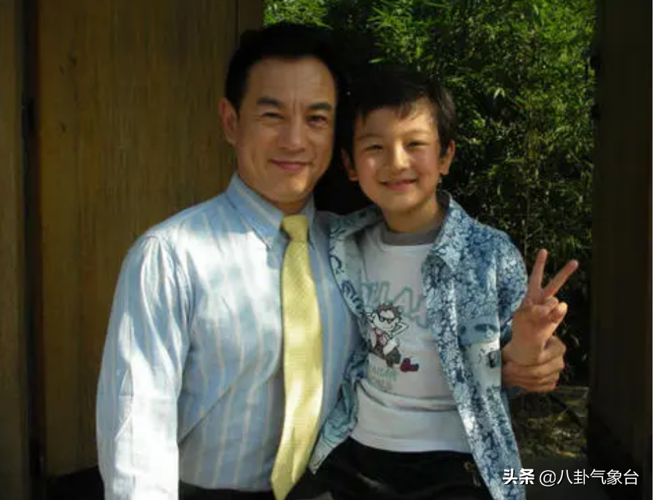 演员周浩东，27岁上北电，养父是他前行路上最大的支持