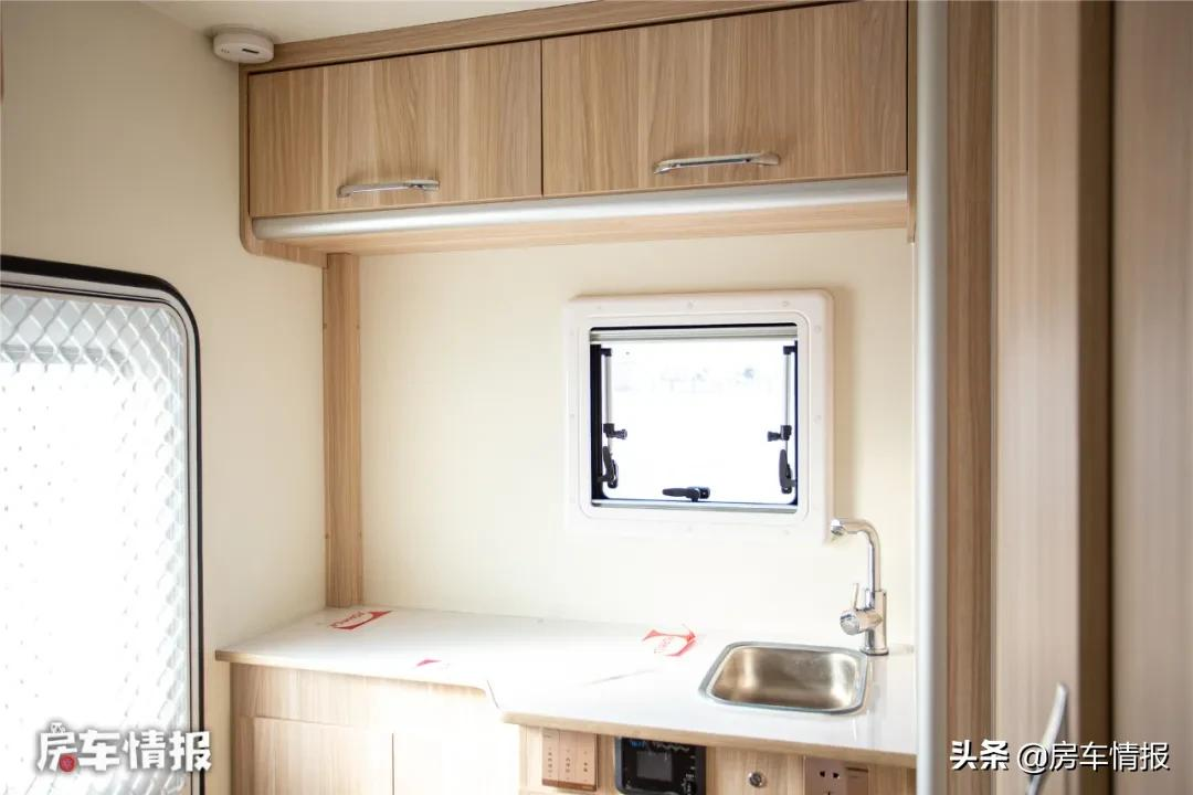 五菱荣光新卡打造的房车适合家庭出行吗(价格性能怎么样)(图15) 属于老百姓的五菱房车,配1.8L动力能住一家四口,厕所空间真心大