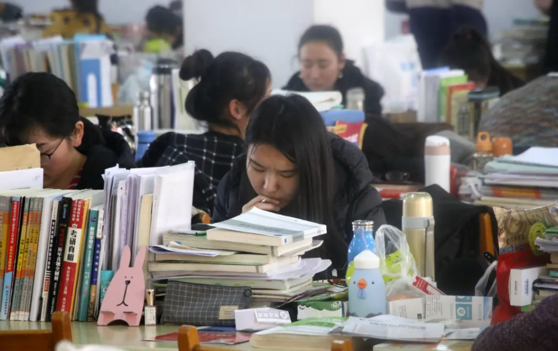 考研生被北京大学录取，晒录取通知书庆祝，却因“第一学历”被嘲