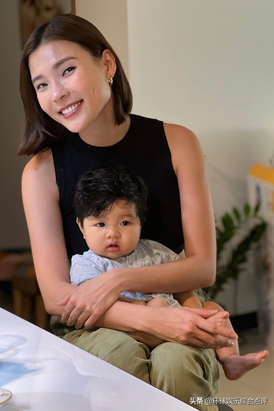 Thuy Diem旅行时穿着粉红色露背吊带裙，美极了