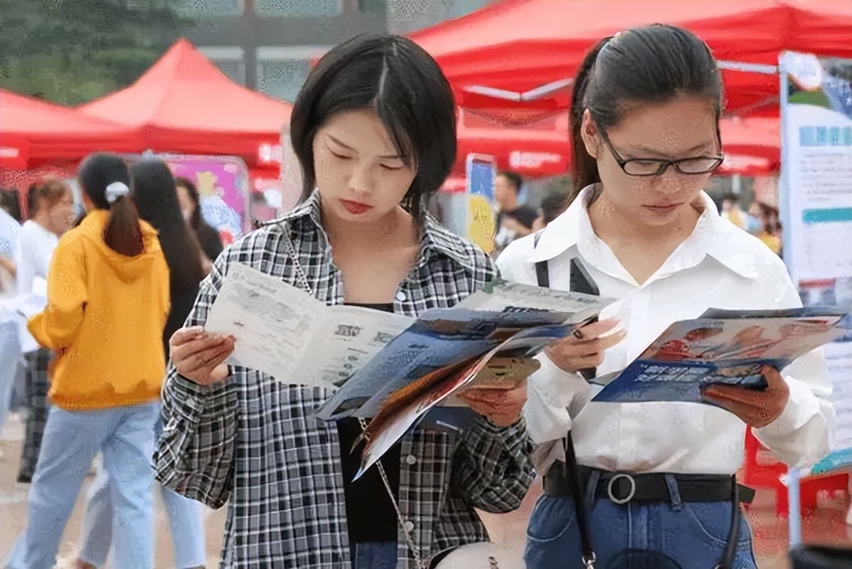 河南大学公布辅导员录用名单，学历一栏成焦点，普本生直呼太卷了