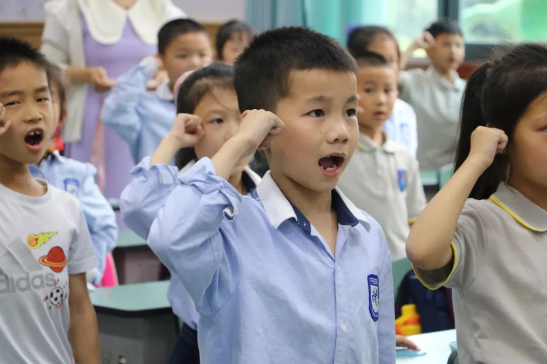 成都市双流区实验小学外国语学校有序推进新队员入队仪式课程