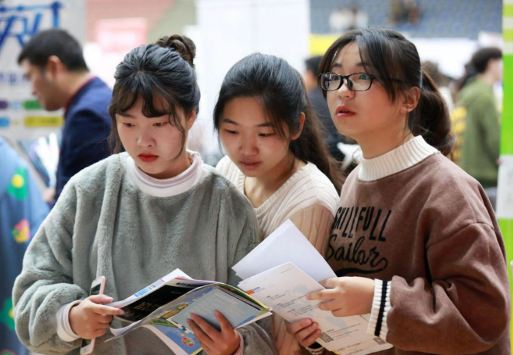 公务员或将迎改动，“考公”不是唯一道路，这3类学生可免试上岸