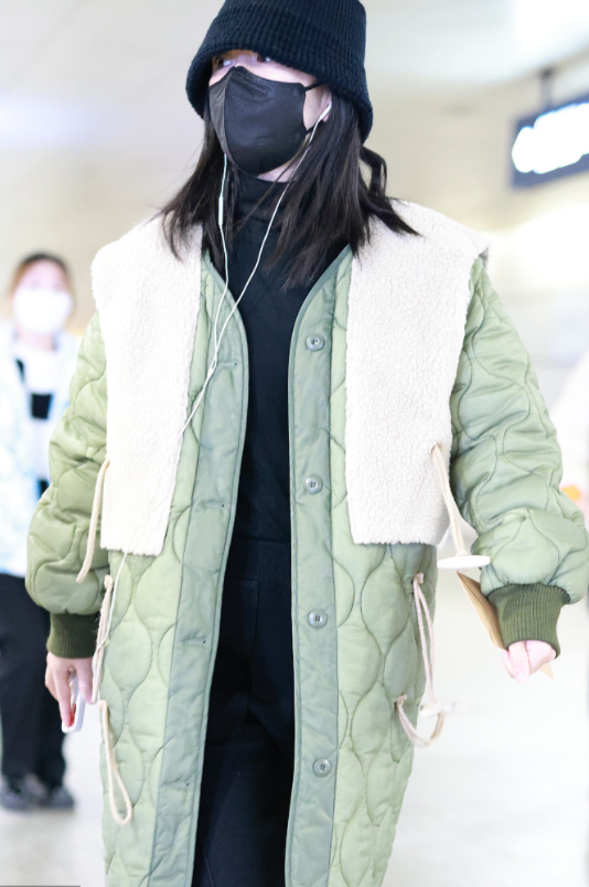 “谢娜”的衣品终于逆袭！穿牛油果绿棉服配运动裤，减龄如同18岁