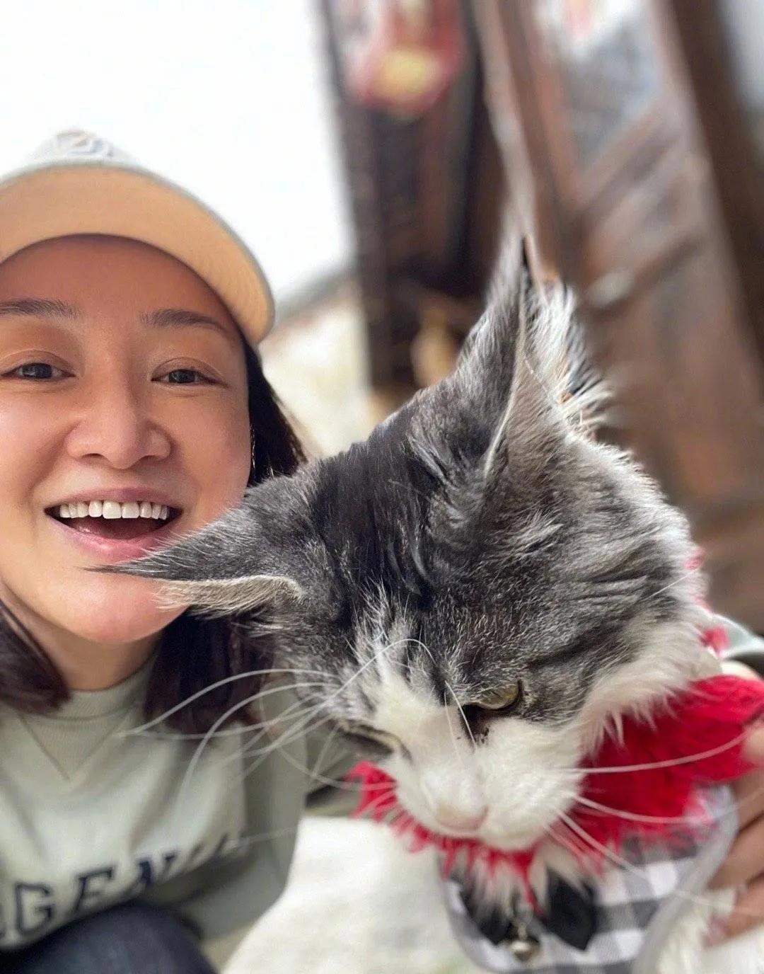 演员赵子琪，聚会时聚来一个老公，两个女儿也幸福