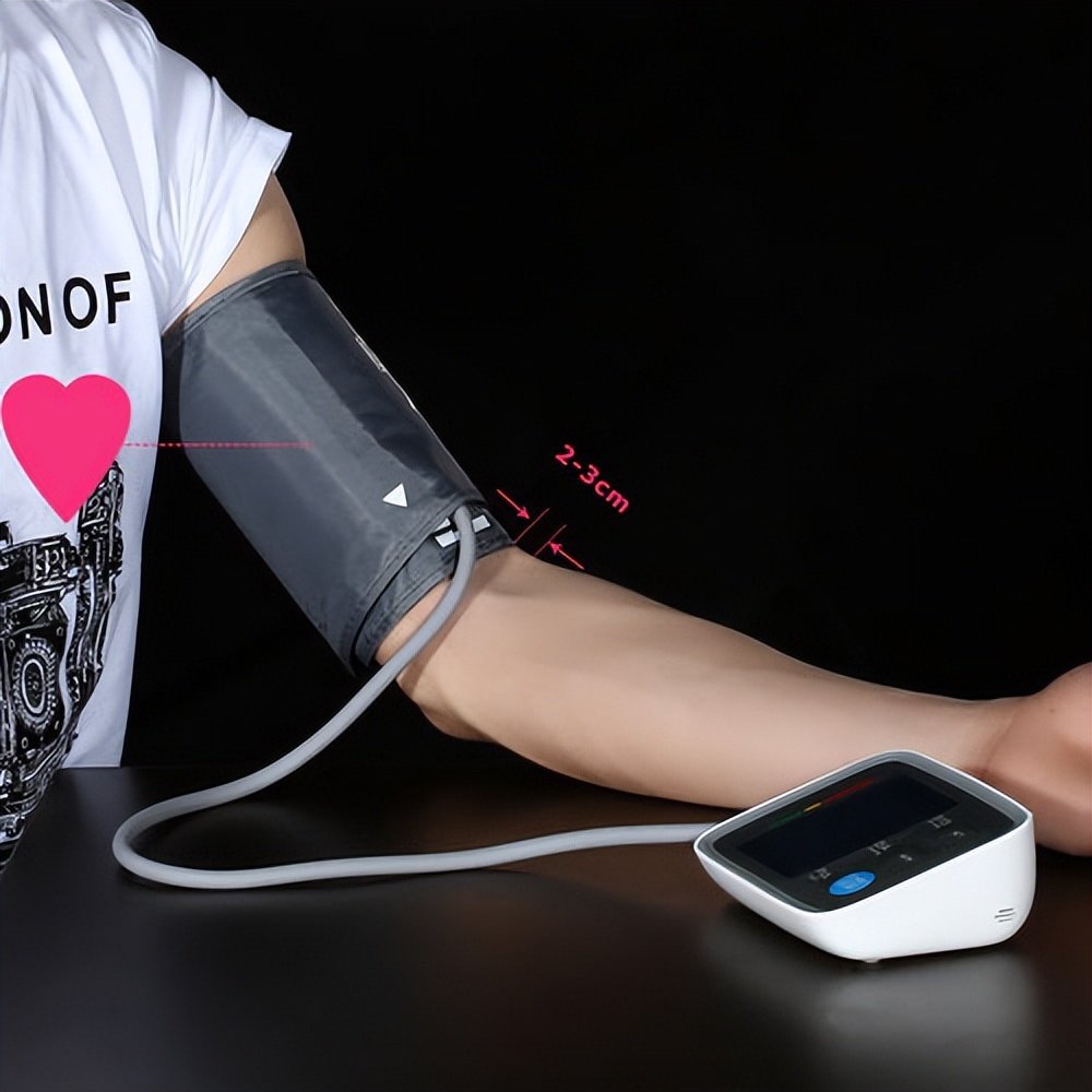 为什么测血压左右手不一样?两手差多少算正常?差距大有何危险?