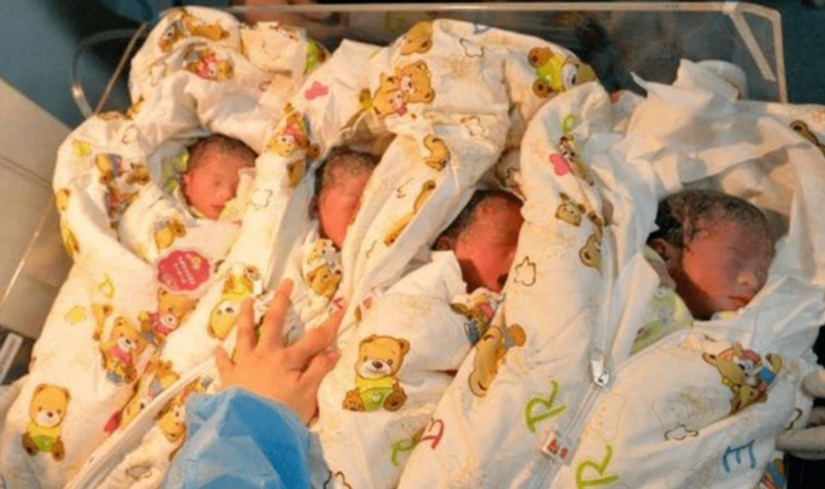 23年前，河南夫妻生下龙凤四胞胎没钱抚养，如今有车有房幸福美满