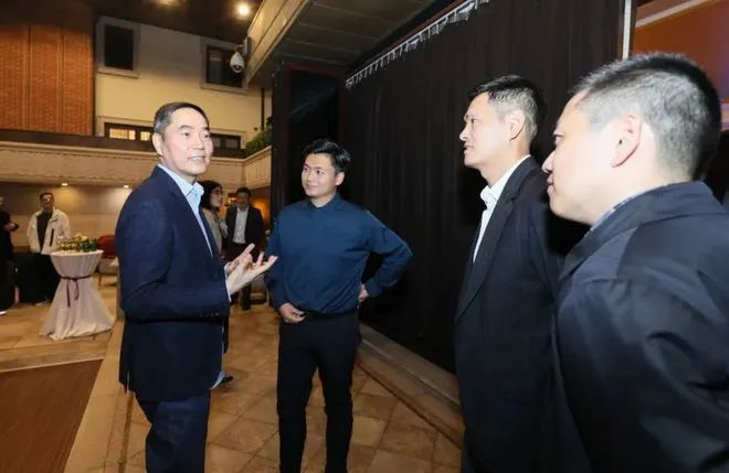 手握全世界1/5的镍，“妖镍”背后的温州首富项光达 | 小巴看一周