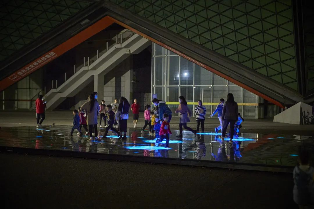 讓暗處點(diǎn)亮，讓亮光變?nèi)幔钲趯?duì)夜間城市的新表達(dá)