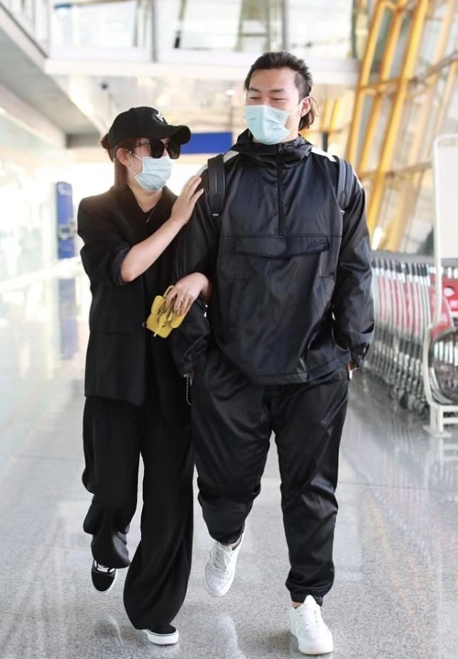 马丽胖出中年妈妈味！携小老公走机场，穿得像霸总姿态却很小女人