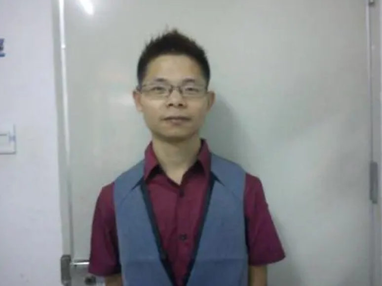 2005年独臂父亲参加家长会被笑话，校长发现父亲是救命恩人后下跪