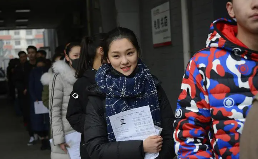 男大学生接受采访，长发造型惹争议，但举止间却堪称“人间清醒”