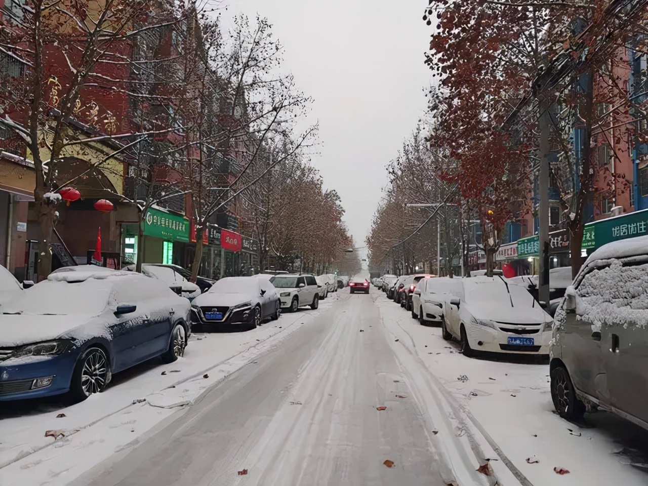 河南连降大雪，汽车除雪忙