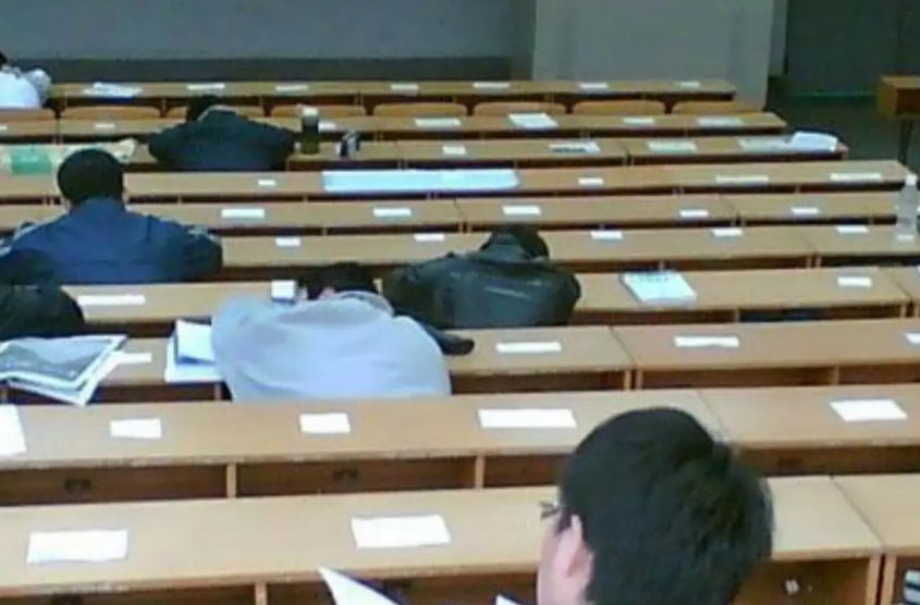 兵马未动粮草先行？一组高校教室实拍图走红，反被嘲“吃相”难看