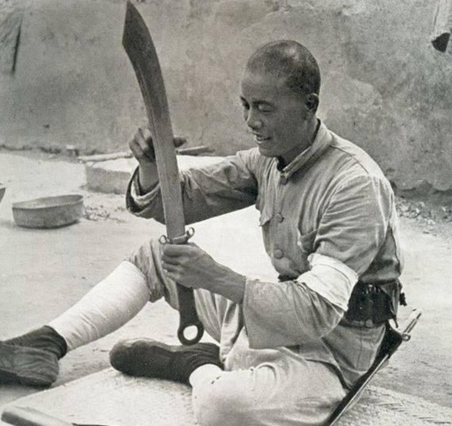 中国军人也有军刀,但它不是军官佩刀,而是每位士兵的通用武器.