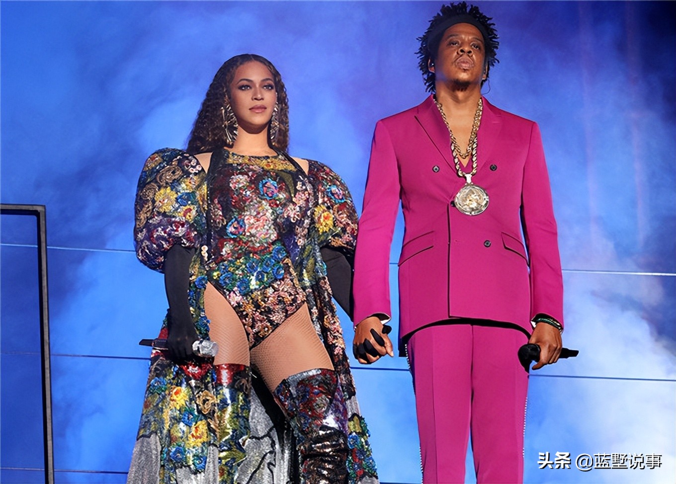 他们是美国情侣歌手，被称为“现代爱情故事的缩影”