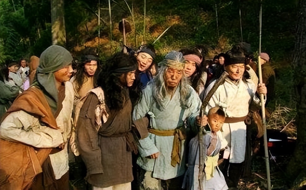 鳌拜最后一次见康熙时，突然脱掉上衣，康熙见状泪目：免其死罪